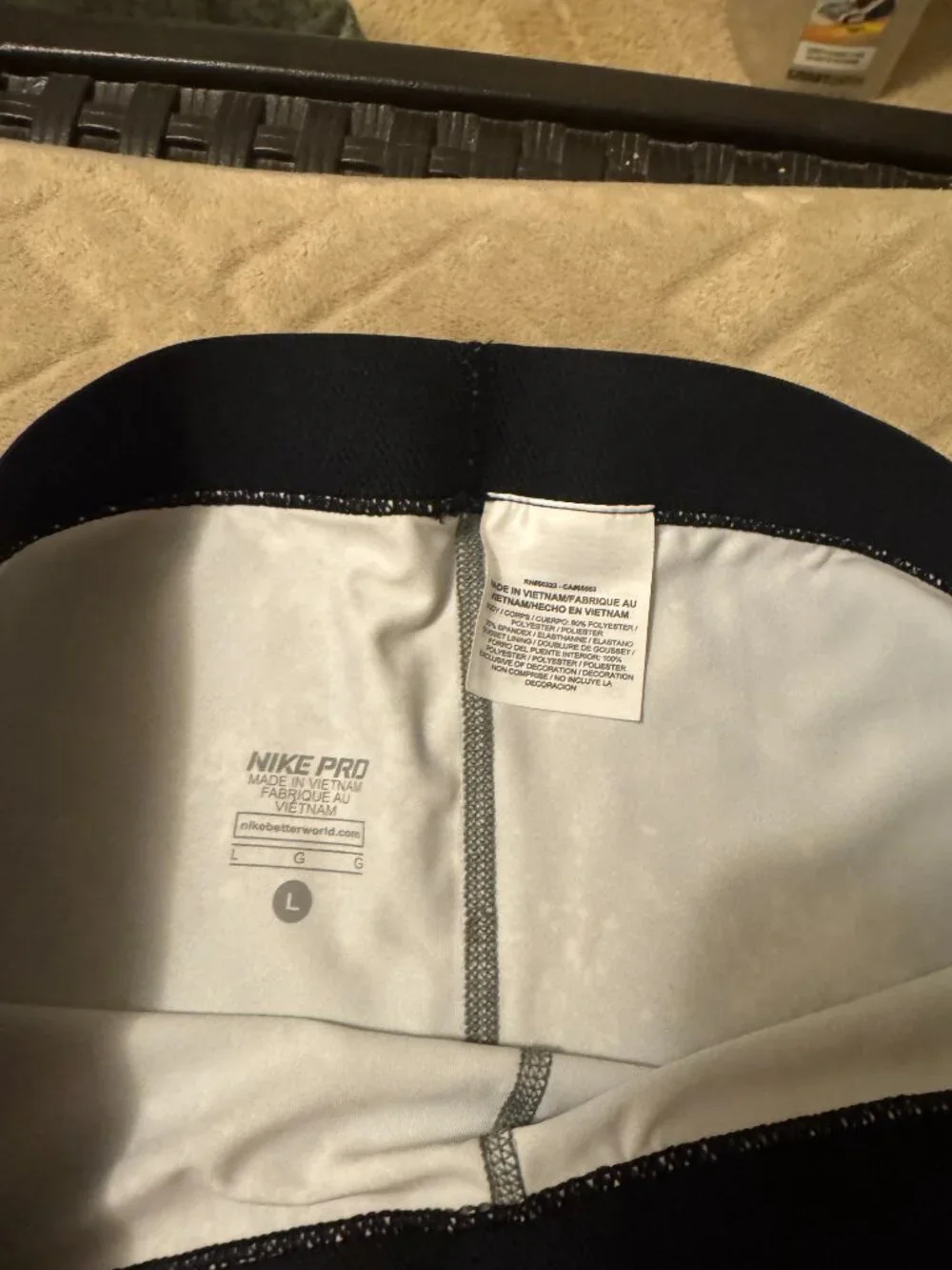 Nike Pro Women’s Capri Leggings Large Abstract Black Gray White NEW